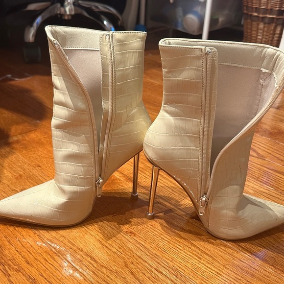 Chic Cream Ankle Boots with Stiletto Heel
Size 5.5 - Picture 2 of 5